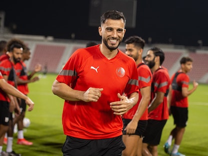 عمر السومة خلال تدريبات فريقه الجديد العربي القطري - 9 أغسطس 2022 - twitter/@alarabi_club