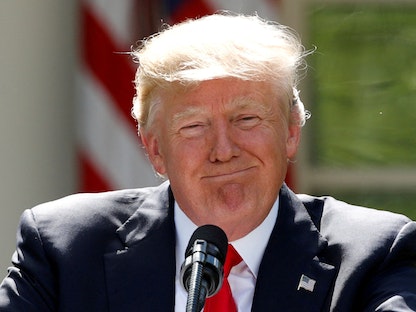 الرئيس الأميركي السابق دونالد ترمب خلال إعلانه الانسحاب من اتفاقية باريس لمكافحة التغير المناخي - 1 يونيو 2017 - REUTERS