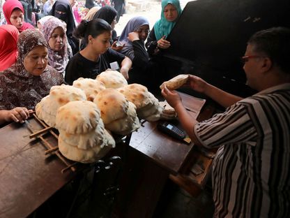 مصريون يحصلون على الخبز المدعم وفق نظام يعتمد على بطاقات ذكية تصدرها الحكومة. - REUTERS