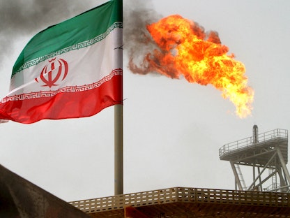 شعلة غاز على منصة إنتاج النفط في أحد حقول النفط الإيرانية. 25 يوليو 2005 - REUTERS
