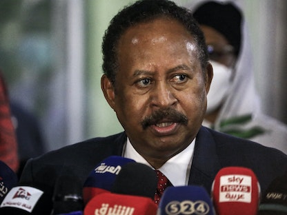 رئيس الوزراء السوداني عبد الله حمدوك يتحدث للصحافيين في مقر القيادة العامة للقوات المسلحة بالعاصمة الخرطوم، 26 أبريل 2021 - AFP