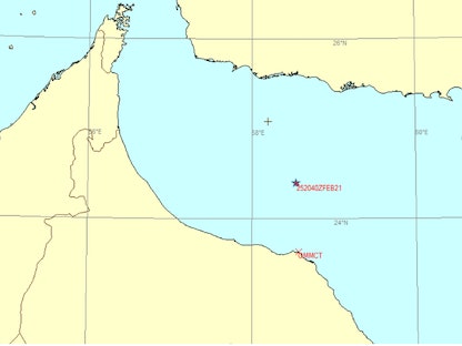 موقع سفينة تعرضت لانفجار بخليج عُمان في 25 فبراير 2021.  - مركز عمليات التجارة البحرية في المملكة المتحدة
