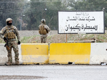 قوات حكومة كردستان العراق أمام إحدى شركات النفط في كركوك  - REUTERS