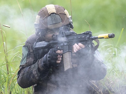 جندي فرنسي خلال التدريبات في اليابان - 15 مايو 2021 - AP