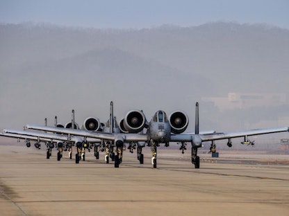 مقاتلات أميركية من طراز A-10C Thunderbolt II خلال تدريب مع القوات الكورية الجنوبية، قاعدة أوسان، كوريا الجنوبية. 11 مارس 2023 - twitter.com/INDOPACOM