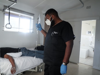 أحد مرضى كورونا في مركز طبي بجوهانسبرج -  جنوب إفريقيا - REUTERS