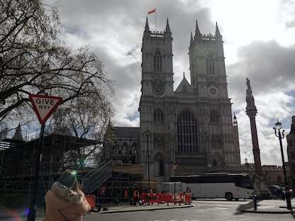 صورة بالقرب من كنيسة وستمنستر التي سيتم تتويج الملك تشارلز فيها بالعاصمة البريطانية لندن. 12 أبريل 2023 - REUTERS