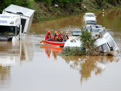 سيارات عالقة غمرتها المياه وفرق الإنقاذ تتدخل إثر فيضانات في إرفتشتات بألمانيا - 16 يوليو 2021 - REUTERS