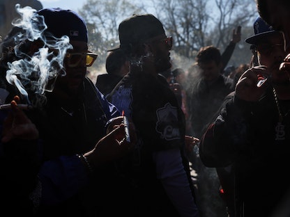 أشخاص يدخنون الماريجوانا في سكوير بارك واشنطن - 20 أبريل 2022 - REUTERS