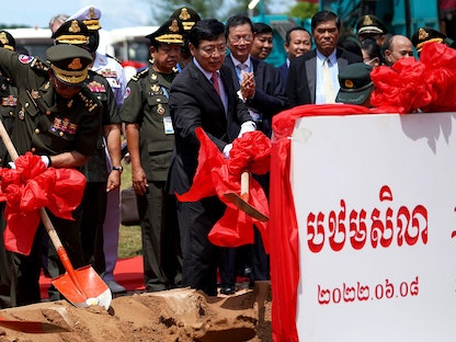 وزير الدفاع الكمبودي تيا بانه (يسار) والسفير الصيني لدى كمبوديا وانج وينتيان (وسط) خلال وضع حجر الأساس لمشروع تحديث قاعدة ريام البحرية - 8 يونيو 2022 - AFP