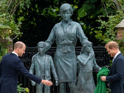 الأميران هاري ووليام أثناء إزاحة الستار عن تمثال والدتهما الأميرة ديانا في قصر كنسينغتون في لندن - 1 يوليو 2021 - REUTERS