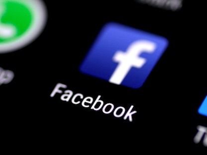شعار تطبيق فيسبوك على شاشة هاتف ذكي - REUTERS