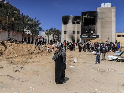 فرق الدفاع المدني الفلسطينية تنتشل جثثاً من مقبرة جماعية في مستشفى ناصر بخان يونس. 21 أبريل 2024 - AFP