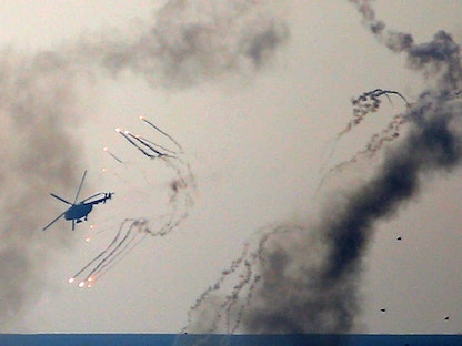 طائرة هليكوبتر أوكرانية أثناء تحليقها بالقرب من باخموت بمنطقة دونيتسك في أوكرانيا- 17 يناير 2023 - AFP