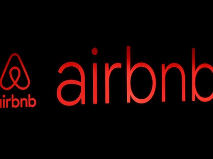 شعار شركة  "Airbnb" الإلكترونية لتأجير المساكن - REUTERS