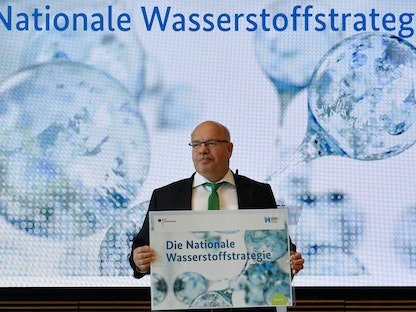 وزير الاقتصاد الألماني بيتر ألتماير في مؤتمر صحافي سابق يعرض استراتيجية الهيدروجين للحكومة الألمانية في برلين - REUTERS
