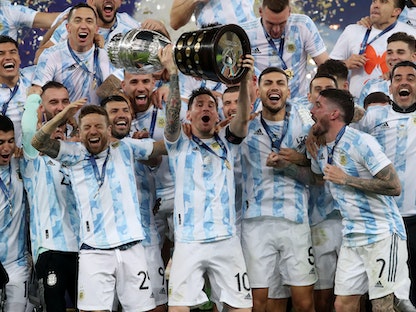 ليونيل ميسي يرفع كأس بطولة كوبا أميركا إلى جانب زملائه في المنتخب الأرجنتيني  - REUTERS
