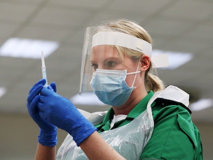 متطوعة بريطانية خلال دورة تدريبية للتطعيم بلقاح كورونا في مدينة ديربي البريطانية - نوفمبر - REUTERS
