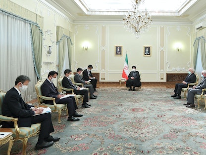 الرئيس الإيراني إبراهيم رئيسي خلال استقباله وزير خارجية اليابان توشيميتسو موتيجي في طهران، 22 أغسطس 2021 - AFP