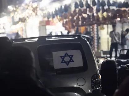 إصابة 3 وتوقيف السائق.. سيارة تحمل علم إسرائيل تشعل أزمة في الجيزة بمصر