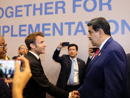 الرئيس الفنزويلي نيكولاس مادورو يصافح الرئيس الفرنسي إيمانويل ماكرون خلال مؤتمر المناخ COP27 في شرم الشيخ بمصر- 7 نوفمبر 2022 - AFP
