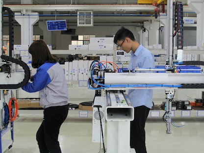 عمال يختبرون روبوتات صناعية في مصنع Topstar Technology في هونج كونج، الصين. 1 مارس 2019 - REUTERS