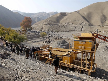 جانب من منجم لاستخراج الذهب في مقاطعة تخار، شمالي أفغانستان. 28 نوفمبر 2010. - REUTERS