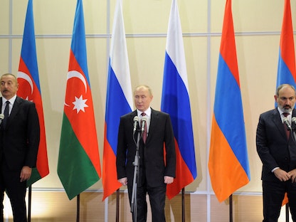 الرئيس الأذربيجاني إلهام علييف ونظيره الروسي فلاديمير بوتين ورئيس الوزراء الأرميني نيكول باشينيان خلال لقاء مشترك عقب اجتماعهم في سوتشي - 26 نوفمبر 2021 - AFP