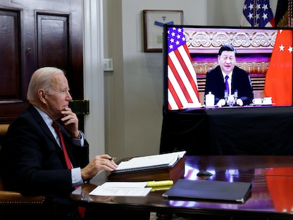 الرئيس الأميركي جو بايدن يتحدث خلال مقابلة بالفيديو مع الرئيس الصيني شي جين بينج من البيت الأبيض في واشنطن. 15 نوفمبر 2021 - REUTERS