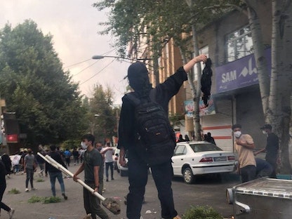 متظاهرون في إيران احتجاجاً على وفاة مهسا أميني بعد احتجازها من الشرطة - Twitter/@1500tasvir