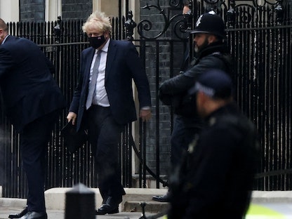 رئيس الوزراء البريطاني بوريس جونسون يسير خارج داونينج ستريت في لندن، بريطانيا. 25 يناير 2022 - REUTERS