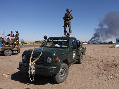 جنود سودانيون يحتفلون باستعادة السيطرة على مصفاة للنفط في ولاية بحري بعد معارك مع قوات الدعم السريع. 25 يناير 2025 - Reuters