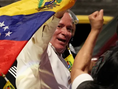 بينهم معارضان بارزان.. الإفراج عن 30 سجيناً سياسياً في فنزويلا