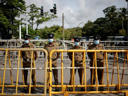أفراد من قوات الأمن أمام مبنى البرلمان السريلانكي في العاصمة كولومبو - 16 يوليو 2022 - REUTERS