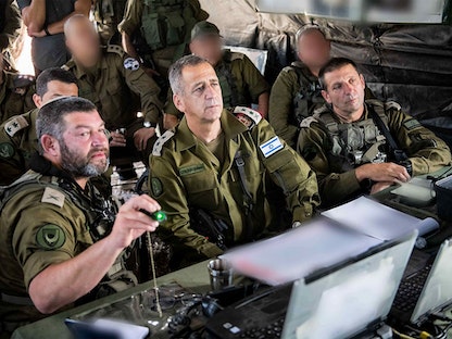 رئيس الأركان الإسرائيلي أفيف كوخافي في غرفة قيادة العمليات لمتابعة تدريبات الجيش الإسرائيلي في قبرص - 2 يونيو 2022 - AFP