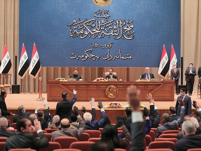 مجلس النواب العراقي خلال جلسة التصويت على منح الثقة للحكومة العراقية التي يقودها مصطفى الكاظمي - 7 مايو 2020 - AFP