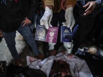 جوازات سفر الموظفين العاملين في منظمة وورلد سنترال كيتشن الدولية لإغاثة المتطوعين ومقرها الولايات المتحدة والذين قتلوا بعد هجوم إسرائيلي على مركبة تابعة لـلمنظمة في دير البلح. 1 أبريل 2024 - Reuters