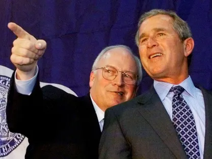 نائب الرئيس الأميركي ديك تشيني مع الرئيس السابق جورج بوش الابن خلال الحملة الانتخابية. تكساس. 26 يوليو 2000 - REUTERS