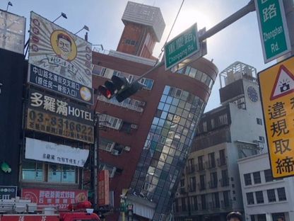 صورة متداولة على مواقع التواصل الاجتماعي لانهيار مبنى في تايوان عقب زلزال بقوة 7.5 درجة. 3 أبريل 2024 - مواقع التواصل الاجتماعي