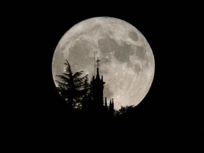 ظاهرة القمر العملاق جرى رصدها خلف إحدى كنائس روندا. 1 أغسطس 2023 - AFP