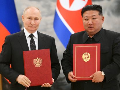 الرئيس الروسي فلاديمير بوتين يوقع مع زعيم كوريا الشمالية كيم جونج أون على اتفاقية الشراكة الاستراتيجية في بيونج يانج. 19 يونيو 2024 - REUTERS