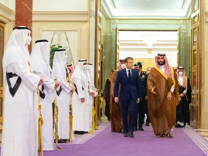 ولي العهد السعودي خلال اللقاء مع الرئيس الفرنسي إيمانويل ماكرون في جدة. 4 ديسمبر 2021. - واس