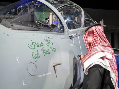 وزير الدفاع السعودي الأمير خالد بن سلمان يوقع على طائرة نفاثة من طراز "هوك تي 165" تم تجميعها في المملكة قبيل تدشينها. 4 فبراير 2024 - Twitter.com/@kbsalsaud
