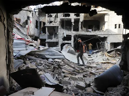 فلسطينيون يتفقدون موقع ضربة إسرائيلية استهدفت منزلاً في حي التفاح بمدينة غزة، في الخامس من أكتوبر 2025. - Reuters
