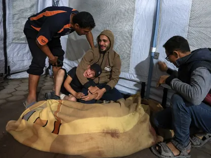 فلسطينيون أمام جثمان مغطى، قتلته غارات إسرائيلية على مدينة غزة. 19 نوفمبر 2025 - Reuters