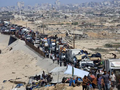 نازحون فلسطينيون يفرون من شمال غزة نحو الجنوب بعد أوامر إخلاء إسرائيلية. 24 سبتمبر 2025 - REUTERS