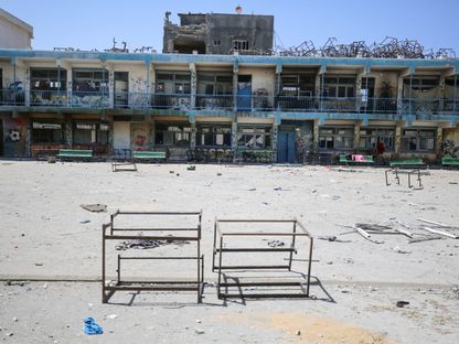 آثار دمار خلّفها القصف الإسرائيلي على مدرسة تابعة لوكالة الأمم المتحدة لإغاثة وتشغيل اللاجئين الفلسطينيين (الأونروا) في وسط قطاع غزة. 21 أبريل 2024 - AFP