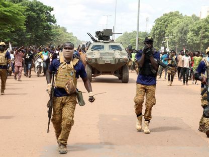 جنود يرافقون موكب قائد الجيش في بوركينا فاسو إبراهيم تراوري عند وصوله إلى التلفزيون الوطني في العاصمة واجادوجو. 2 أكتوبر 2022 - Reuters
