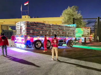 شاحنات تحمل مساعدات متجهة إلى غزة تعبر معبر رفح، باتجاه معبري كرم أبو سالم والعوجه، مصر، 22 أكتوبر 2025 - REUTERS