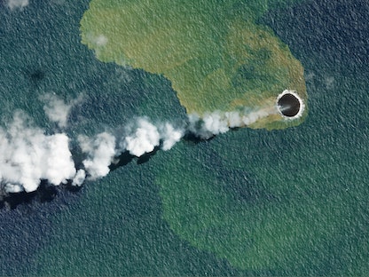 صورة التقطتها Planet SkySat وأصدرتها شركة Planet Labs PBC تظهر تجدد النشاط في بركان هوم ريف الكائن تحت الماء، مملكة تونجا - 14 سبتمبر 2022  - AFP